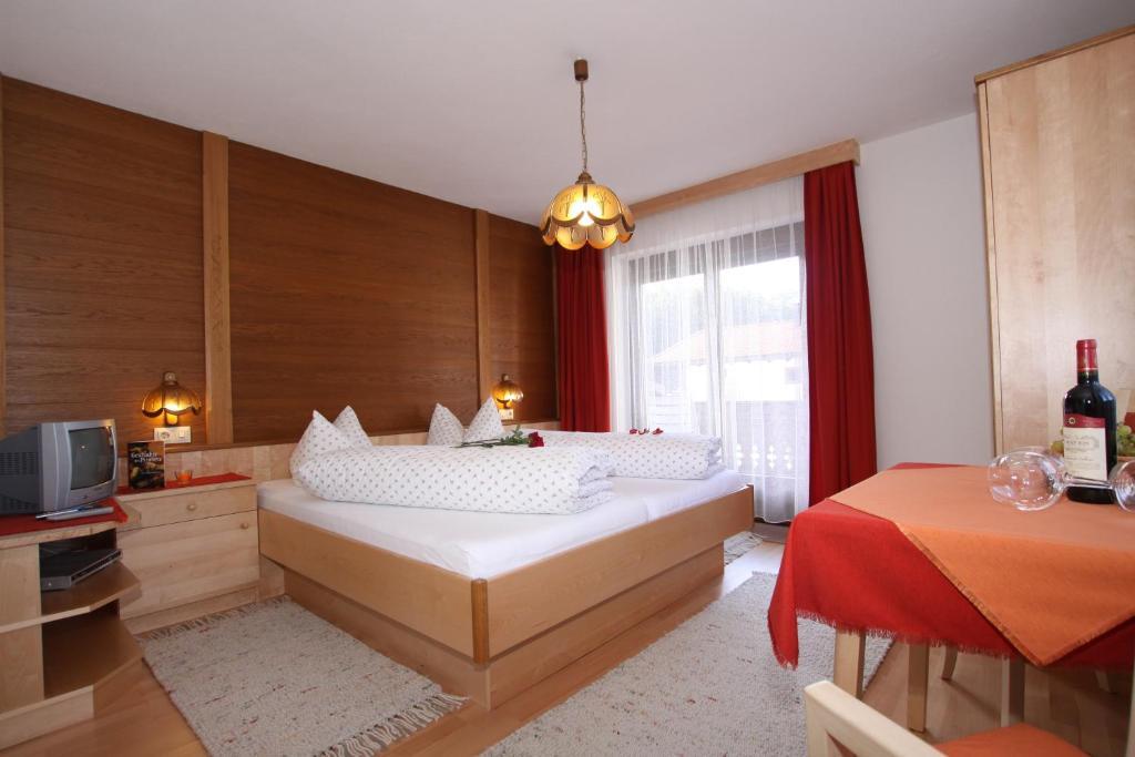 Pension Holzmann Leutasch Kamer foto