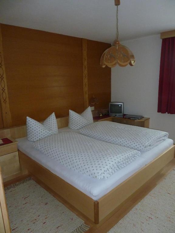 Pension Holzmann Leutasch Kamer foto